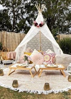 Another perfect reason to celebrate Quinceanera at home is that you can explore many ideas, such as a tent party. #QuinceañeraDecor #QuinceDecorIdeas #HomeQuinceañera #QuincePartyDecor #QuinceañeraInspo #QuinceCelebration #DIYQuinceañera #QuincePartyIdeas #QuinceañeraTrends #ElegantQuinceDecor Picnic Tent Ideas, Lux Picnic Ideas, Backyard Picnic Ideas, Quinceanera Decorations Ideas, Glamping Picnic, Picnic Setup Ideas, Lux Picnic, Glam Picnic, Picnic Style Party