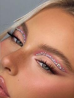 soft pink eye makeup using rhinestones to create a cut crease Pearl And Diamond Makeup Looks, Eye Makeup Party, Coachella Makeup Glitter