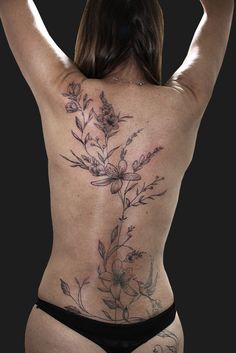 Tatuaje flores en espalda de mujer hecho en Studio A Tattoo La Plata - Facundo Pereyra Ochi #elmejortatuadordelaplata #elmejortatuadordeargentina #elmejortatuadordelmundo #elmejortatuadordetodos #clasesdedibujo #studioatattoolaplata A Tattoo, Back Tattoo, Tattoos