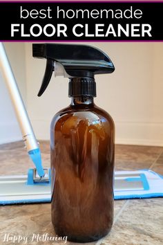 Spray bottle of homemade floor cleaner with microfiber mop. Diy Disinfectant, Clean Baking Pans, Natural Disinfectant, Cleaner Recipes, Disinfectant Spray, Homemade Cleaning Products, Cleaning Spray, Natural Cleaners