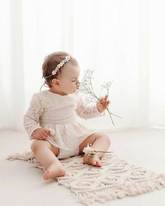 Clothline Photoshoot Ideas, Baby Birthday Photoshoot, 1st Birthday Girl Decorations, Toddler Photoshoot, 1st Birthday Pictures, Sandals Luxury, 1st Birthday Photoshoot, Smash Cake Photoshoot