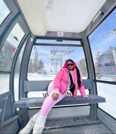 Black girl ski snow vacation Ski Trip Black Women, Ski Outfits Black Women, Girls Ski Trip Outfits, Ski Trip Outfit Black Women, Girl Snowboarding Outfits, Ski Girl Aesthetic, Ski Vacation Outfits, Vacation Baddie, Ski Resort Outfit