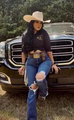 Country Theme Outfit Women, Western Outfits Cold Weather, Boujee Country Outfits, Chubby Cowgirl Outfits, Baddie Cowgirl Outfits Rodeo, Western Mexican Outfits, Easy Cowgirl Outfits, Thick Cowgirl, Cowgirl Jeans Outfit