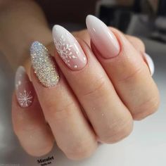 #christmas #snowflake #snow #sparkle #nails #nailart #white Sparkly Christmas Nails, 2024 Nails, Winter Nails Acrylic, Christmas Nails Easy, Christmas Gel Nails, Classy Acrylic Nails, Snowflake Nails, Christmas Nails Acrylic, White Nail