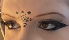 eyeliner idea, hippie, swirl, creative, alt, emo, makeup. Aesthetic Eyeliner Ideas, Swirl Makeup Eye, Spiral Contacts, Face Eyeliner Art, Creative Alt Makeup, Mushroom Eyeliner, Swirly Eyeliner, Hippie Goth Makeup