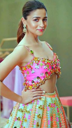 Mylanchi Outfit, Celebrity Lehenga, Alia Bhatt Lehenga, Bridesmaid Lengha, Aliya Bhatt, Stretchable Blouse, Different Wedding Dresses, Bridesmaid Photoshoot