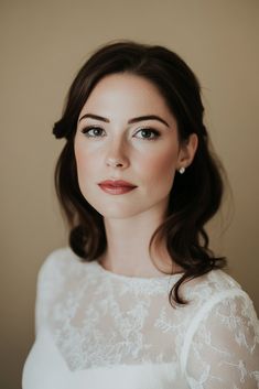 Bride Makeup Brown Eyes, Winter Wedding Makeup, Dark Hair Pale Skin, Soft Contour, Bridal Makeup For Brunettes, Brunette Tones, Soft Bridal Makeup, Wedding Makeup Vintage, Brunette Bride