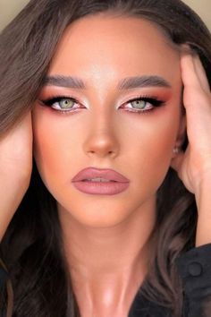 If you want to capture the beauty of a sunset with your makeup, this look for green eyes is for you! Use warm, copper shades that portray the crimson hues of summer dusk perfectly.//photocredit: @alecadar Makeup Ideas For Green Eyes, Full Face, Makeup Yourself