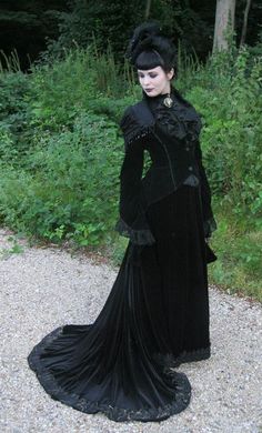 Victorian Gothic Fashion Women, Gothic Fashion Victorian, Spider Sona, Goth Club, Goth Subculture, Vampire Goth, Woman In Black