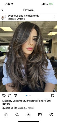 Rayos En El Cabello Oscuro, Layered Hair With Bangs, Long Hair Color, Brown Hair Balayage, Hair With Bangs, Winter Hair Color, Long Hair With Bangs, Long Layered Hair