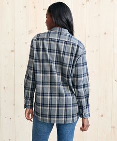 Flannel Boyfriend Shirt Grey Plaid In a classic, weightier cotton, this flannel version of our best-selling Boyfriend Shirt is an essential layer destined for any-season wear. 100% cotton. Made in China of Japanese flannel. Oversized boyfriend silhouette with chest pocket and high-low hem. | Jenni Kayne Women's Flannel Boyfriend Shirt Size Medium Flannel Oversized, Jenni Kayne, Flannel Women, Grey Plaid, Boyfriend Shirt, High Low Hem, Perfect Shirt, Flannel Shirt, Chest Pocket