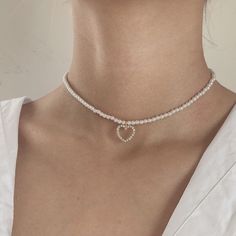 Korean Luxury Simulated Pearls Choker Necklace Delicate Zircon Hollow Heart Pendant Necklaces for قلادات متدلية, Jewelry Necklace Simple, Flipagram Instagram, Sweet Jewelry, Beaded Necklace Diy, Jewelry Accessories Ideas, Classy Jewelry, Faux Pearl Necklace, Beaded Accessories