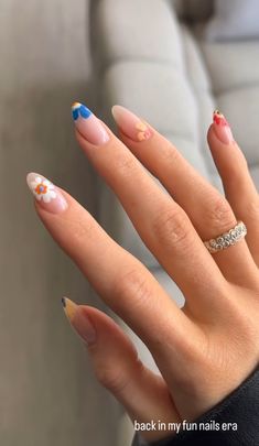 Uñas Kylie Jenner, Floral Manicure, Celebrity Manicures, Iridescent Nails, Jenner Nails, Kylie Nails, Kylie Jenner Nails, May Nails, Nails Now