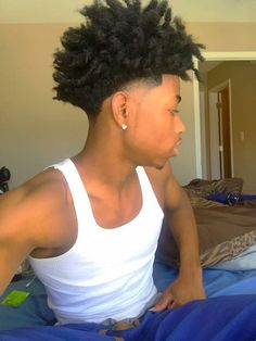 Low Temp Fade, Natural Hairstyles For Black Men, Temp Fade Black Men, Afro Hair Fade, V Shaped Haircut, Afro Fade, Fade Haircut Curly Hair, Low Taper Fade Haircut, Taper Fade Curly Hair