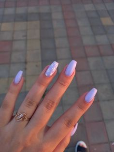 Cute Summer Acrylic Nail Ideas Coffin, Acrylic Nail Designs Medium Length Purple, Acrylic Nail Purple Designs, Daisy Nails Coffin, Daisy Inspired Nails, Cute Lavender Nails With Flowers, Lavender Nails Acrylic Art Designs, Lilac Nails With Daisies, Lavender Nails With Daisies