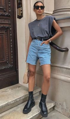 10 maneiras de usar bermudinha no look básico - Guita Moda Denim Shorts Outfit Summer, Chic Jean Outfits, Look Jean, Chic Jeans, Shorts Outfits Women, Summer Shorts Outfits, Outfit Primavera