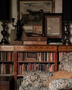 a chair sitting in front of a book shelf filled with books