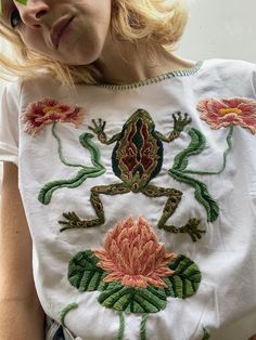 Embroidered Frog, Upcycled Shirt, White Cotton Top, Embroidery On Clothes, Modern Embroidery, Embroidered Clothes, Beatrix Potter, Embroidery Inspiration