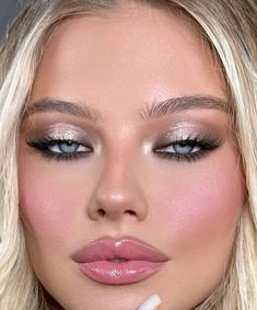 Light Eyes Makeup Looks, Blue Eye Blonde Hair Makeup, Glitter Makeup Brown Eyes, Eye Makeup For Blue Eyes Blonde Hair, Make Up Looks Prom, Cool Tone Bridal Makeup, Make Up Blue Eyes Blonde, Prom Makeup For White Dress, Make Up For Blondes With Blue Eyes