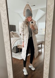 Cream Long Puffer Jacket Outfit, Outdoor Winter Outfit, Long Puffer Jacket Outfit, Long Coat Style, Cream Puffer Coat, Winter Athleisure Outfits, Puffer Jacket Outfits, Outfits Ideas For School, Puffer Coat Outfit