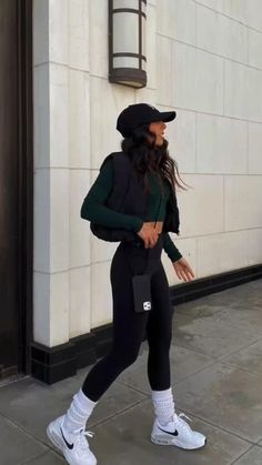 College Sweatpants Outfit, 29 Year Old Woman Fashion, Sportwear Outfit Woman, Womens Fitness Inspiration, Puffer Style