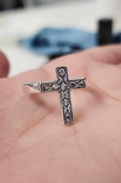 "Hermoso anillo de cruz en Plata 925, ideal para una mujer o adolecentes. Size es ajustable indiquenos su medida. Mide 16mm caja de regalo incluida.  Cross Ring in Silver 925, Top width 16\"mm Please enter ring size below." Silver Cross Rings Stamped 925, Sterling Silver Cross Ring For Promise, Cross Ring, Silver Band, Rings Statement, Silver 925, Statement Rings, Jewelry Rings, Ring Size