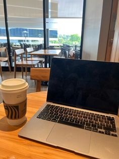 Una laptop MacBook al lado de un café de Starbucks, sobre una mesa de madera, en un ambiente acogedor y productivo. Macbook Aesthetic, Study Date, University Life, Study Motivation Inspiration, Easy Day, School Inspiration, Study Time, Study Inspiration