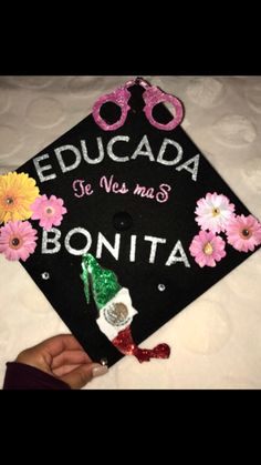 a graduation cap decorated with flowers and the words educada se ves mas bonita