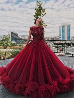 This is a cute Prom dress that is perfect for your party. Flowy and versatile, this dress is flattering on a variety of figures. If you want get th Burgundy Ball Gown, Cheap Prom Dresses Uk, Tulle Balls, Dresses Quinceanera, Burgundy Prom Dress, Tulle Ball Gown, Beaded Prom Dress, Sweet 15, Gown Prom