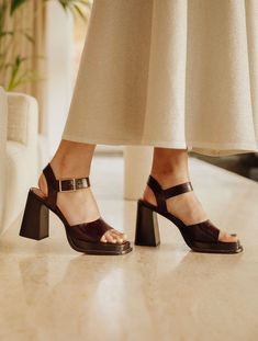 Discover our Bobbies women's High-heeled plateform sandals for the spring-summer season. Fall for the Anita model in Irish Coffee colour Oxford Platform, Preppy Western, Fall Sneakers, Mary Jane Ballet Flats, Home Photoshoot, Fav Shoes, Wedge Loafers, Platform Clogs, Summer Sneakers