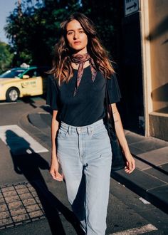 neckerchief easy, chic way to dress up anything!! Jeans Trend, Look Festival, Look Jean, Scarf Outfit, Look Retro, Bootcut Jean, Boyfriend Jean, Look Vintage