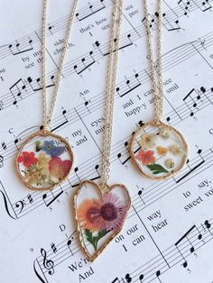 Resin Necklace Diy, Resin Hearts Ideas, Dried Flower Necklace, Teardrop Jewelry, Flower Birthday, Necklace Resin, Resin Jewellery, Dry Flower, Flower Resin