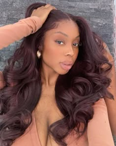 Burgundy Hair Dark Skin, Red Hair On Brown Skin, Burgundy Curly Hair, Burgundy Brown Hair, Dark Burgundy Hair, Burgandy Hair, Hair Color For Dark Skin, Dark Red Hair Color