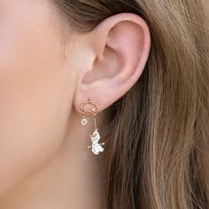 It's everyone's favorite happy snowman! Take Disney's Olaf wherever you go with our Disney Frozen Olaf Dangle Earrings. These are perfect to style all year long. You may burst into song and dance when you put these on. Don't say we didn't warn you! Disney Princess Earrings, Disney Princess Villains, Happy Snowman, Disney Olaf, New Disney Princesses, Disney Frozen Olaf, Frozen Olaf, Zircon Earrings, Flat Back Earrings