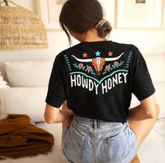 howdy honey graphic tee Honey Graphic, Black Cowgirl, Western Graphic Tees, Western Women, Cowgirl Shirts, Cowboy And Cowgirl, Vintage Tees, Western Fashion, Black Tee