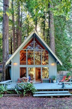 a small cabin in the woods surrounded by trees