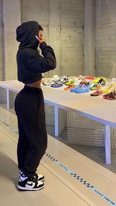 Discover top sweatpants outfits on Pinterest! Explore over 20 trendy styles that blend comfort with cool in our latest blog post. Tomboy Style Outfits, Chill Outfits, Outfit Trends, All Black Outfit, Swag Outfits