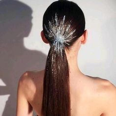 Trendy We Fryzurach, Runway Hair, Hair Tinsel, Editorial Hair, Peinados Recogidos, A Ponytail, Christmas Hairstyles, Festival Hair, Glitter Hair