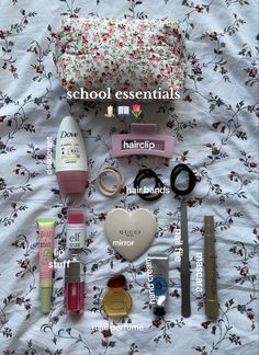 School Aesthetic Essentials, School Hygiene Bag Aesthetic, School Beauty Bag Essentials, Aesthetic Backpack Organization, School Pouch Aesthetic, Necessities For School, Things To Pack In Your Bag, School Necessities Bag, Handbag School Aesthetic