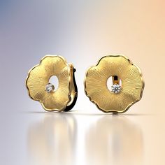 Mushroom earrings in 14k or 18k solid gold, nature inspired hoop earrings. Italian jewelry made in Italy with genuine gold and natural diamonds. Organic earrings crafted in polished and raw gold 18k or 14k. Diamonds 0,12 Cts tw. Gold stud earrings made in Italy 18mm height 18mm large Stone Type: 100% Natural Diamonds  Shape: Round Brilliant Carat Weight: approx  0,12 Cts TW Color: G Clarity: VS Cut: Very Good Customizable Materials: 14k solid yellow gold, white gold, rose gold   18k solid yellow gold, white gold, rose gold  ❥ Production time for custom design A new customized solid gold piece will take from 3 to 4 weeks to be designed and finished.  In case of a particular gemstone request, the time of production will result a little bit longer. If you have any special requests or question Organic Earrings, 18k Gold Earrings, Italian Jewelry, Gold Diamond Earrings, Earring Crafts, Yellow Gold Earring, Rose Gold Earrings, Jewelry Earrings Hoops, Sashiko