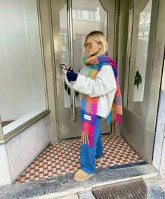 #colorful #scarf #ootd #outfits #fall #winter #uggs Autumn Copenhagen Style, Amusement Park Outfit Cold, Winter Outfits Copenhagen, Amsterdam Outfits Winter, Copenhagen Fall Style, Roadtrip Outfit Winter, Funky Winter Outfits, Winter To Spring Transition Outfits, Montreal Style