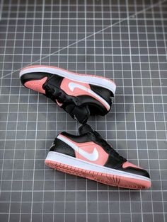 Air Jordan 1 Low Dark Smoke Grey/White-Pink Quartz Walk the talk and make a statement with our top-quality Sneakers. Shop now and step up your shoe game! Please carefully choosing the size number according the size chart as we CAN NOT offer return or refund if you choose a wrong size.The product need 3-5 business [...]