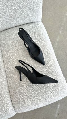 Sling Back Black Heels, Sling Back Heels Outfit, Essential Shoes For Women, Closed Heels, Billini Heels, Pointed Heels Outfit, Paris Fits, Prom Shoes Black, Heels Closed Toe