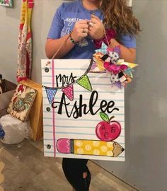 School Door Hanger, Back To School Door, Apple Paper, Classroom Door Decor, Pencil Apple, Teacher Door Hanger, Teacher Crafts, Teacher Wreaths, Teacher Door Signs