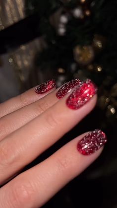 19 days till Christmas and I think this is one of the most festive red nails versions I’ve ever done! ❤️✨ Yes or no? ❤️💅💅💅💅 How I did it? 1) Silver layer of cat eye 2) Sheer red ink gel polish over the cat eye 3) Reflective top coat on top of it Red Sparkle Nails, Green Gel Polish, Red Chrome Nails, Red Nails Glitter, Red Gel Nails, Kit Manicure, Christmas Gel, Gold Glitter Nails, Ombre Nails Glitter