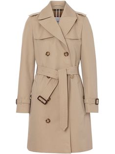 Beige cotton The Short Islington trench coat from BURBERRY featuring straight-point collar, front button fastening, long sleeves, two side slit pockets, double-breasted button fastening and belted waist. Trent Coat, Short Trench Coat, Burberry Outfit, Burberry Coat, Burberry Trench, Burberry Trench Coat, Beige Coat, Classic Trench Coat, Coats For Women