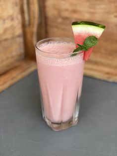 Traditional and out-of-the-box ideas for fabulous watermelon delights. Watermelon Yogurt, Watermelon Wedges, Watermelon Smoothie Recipes, Diy Yogurt, Watermelon Wedge, Yogurt Smoothie, Icebox Pie, Frozen Watermelon