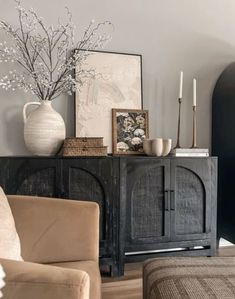 Entry Credenza Decor, Living Room Credenza Decor Ideas, How To Decorate Dining Room Buffet, Bar Buffet Decor, Black Credenza Decor, Styling A Buffet Table, Dining Buffet Decor Ideas, Dining Room Credenza Decor, Buffet Table Ideas Decor