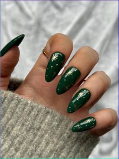 Forest Green Nails With Design, Green Nails With Snowflake Design, Winter Nails Green Gold, Xmas Green Nails, Nails Christmas Designs Green, Discreet Christmas Nails, Forest Green Nails Christmas, Dark Green Xmas Nails, Christmas Nails Gold And Green