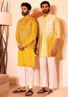 Ombre Yellow Shrug And Kurta Set Shreyansh - Fabilicious Fashion Haldi Ceremony Outfit For Groom, Mehendi Outfits For Men, Haldi Outfit For Men, Yellow Kurta Men, Haldi Ceremony Outfit For Men, Dress For Haldi Function, Kurta Koti, Yellow Haldi Outfit, Yellow Shrug